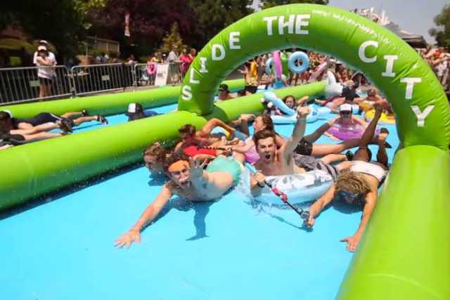 A tutta velocit� su lunghi scivoli gonfiabili: tra le vie di Bari c�� "Slide in the city"